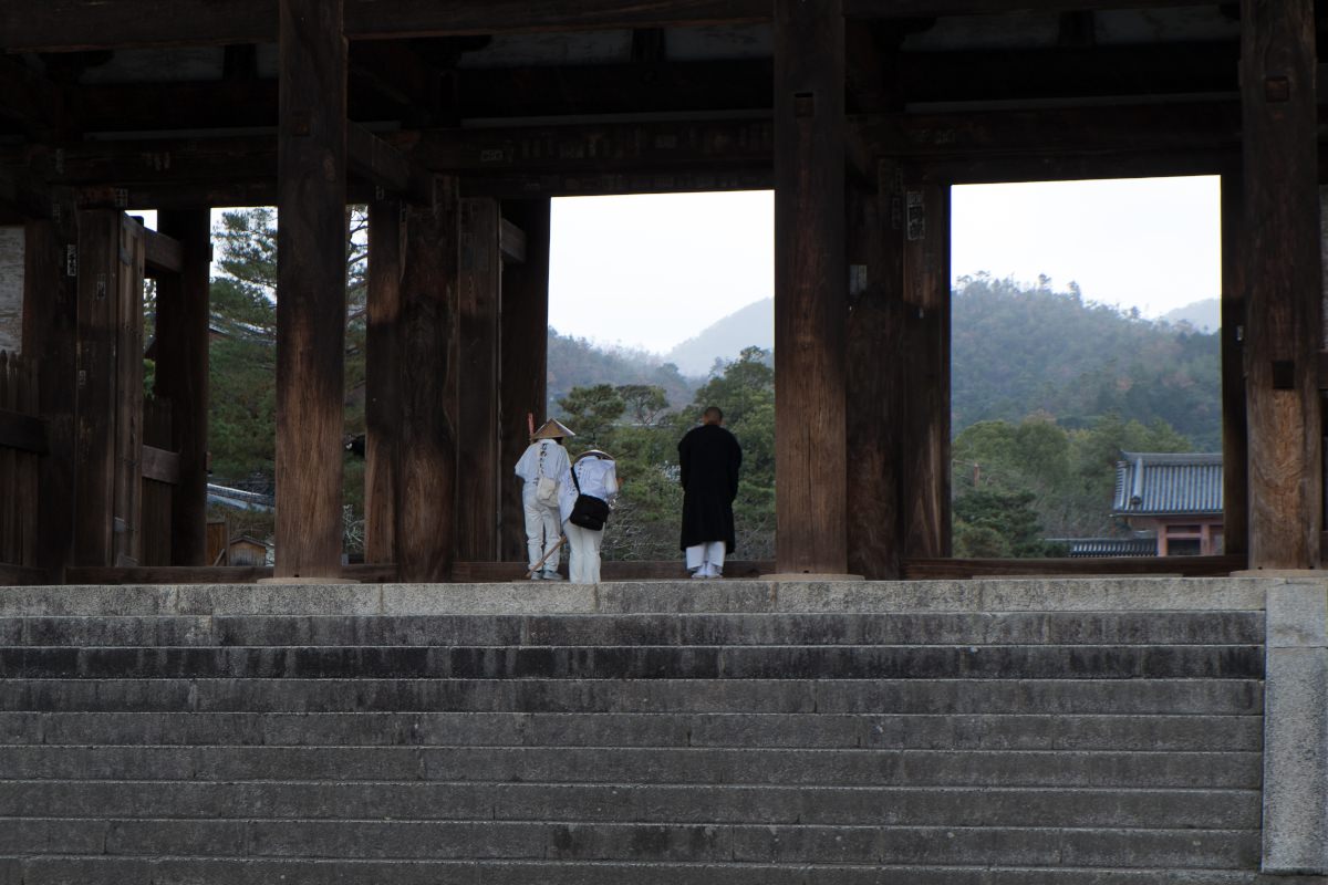 Pellegrini all'ingresso del tempio Ninna-ji a Kyoto. - © roTokyo